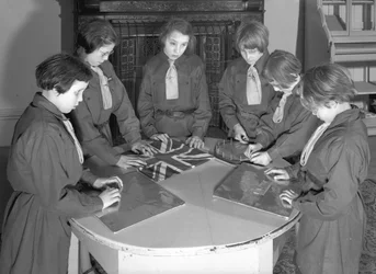Miembros del grupo de Brownies de la Royal Victoria School for the Blind participando en actividades artesanales, Newcastle upon Tyne, Reino Unido, enero de 1962